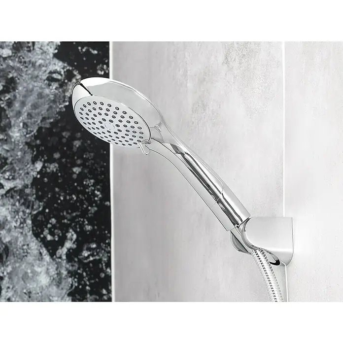 Mixomat Brause-Set Bilbao - Anzahl Strahlarten: 3 Stk., Chrom - Nahaufnahme eines verchromten Duschkopfes mit Brauseschlauch an einer Wand. Der Duschkopf ist elegant und modern gestaltet.