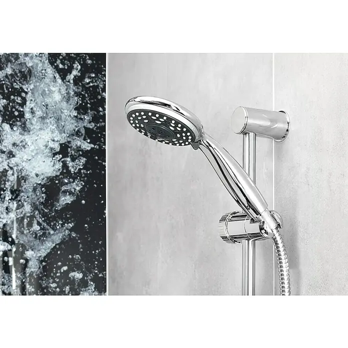 Mixomat Cuba Brausegarnitur - Anzahl Strahlarten: 4 Stk., Chrom - Duschkopf mit Wasserdüsen und Chromhalterung an einer hellen Wand. Das Duschkopf-Design ist modern und funktional.