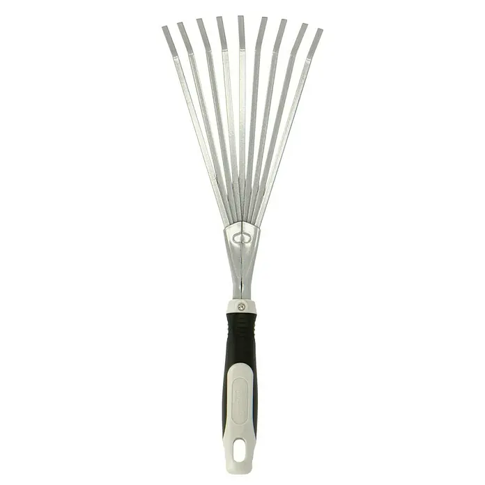 Gardol Hand-KleinfegerArbeitsbreite: 12,5 cm, Anzahl Zinken: 9, Kurzstiel - Nahaufnahme eines silbernen Fächerbesens mit schwarzem Griff, der sich ideal für die Gartenarbeit und das Entfernen von Laub eignet.