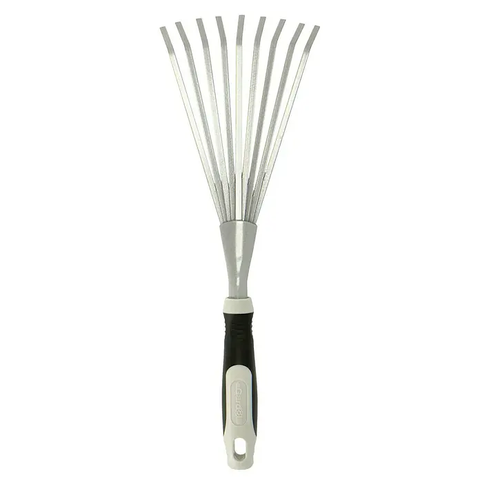 Gardol Hand-KleinfegerArbeitsbreite: 12,5 cm, Anzahl Zinken: 9, Kurzstiel - Nahaufnahme eines ClearDrop-Fächerbesens mit silbernen Zinken und schwarzem Griff, ideal zum Reinigen von Dachrinnen.