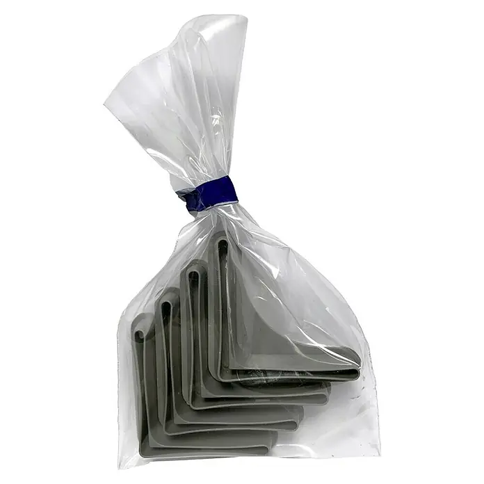 Simonrack Pie de estantería - Gris, 4 ud. - Bolsa de conectores angulares grises, bien empaquetada y lista para proyectos de construcción de muebles y bricolaje, dispuestas en filas ordenadas.
