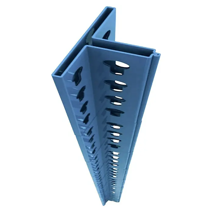 Simonrack Officlick Perfil angular - L x An x Al: 100 x 6,2 x 3,1 cm, Metal, Azul - Esta imagen muestra un riel de soporte de estante azul con orificios para asegurar estantes. El riel de soporte tiene forma de ángulo tridimensional.