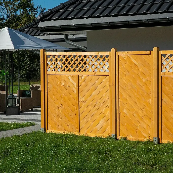 Sichtschutzelement Regensburg - 90 x 180 cm, Honig - Eine Nahaufnahme eines dekorativen Gartenzauns aus hellem Holz mit Rautenmuster, der Privatsphäre und Ästhetik vereint.