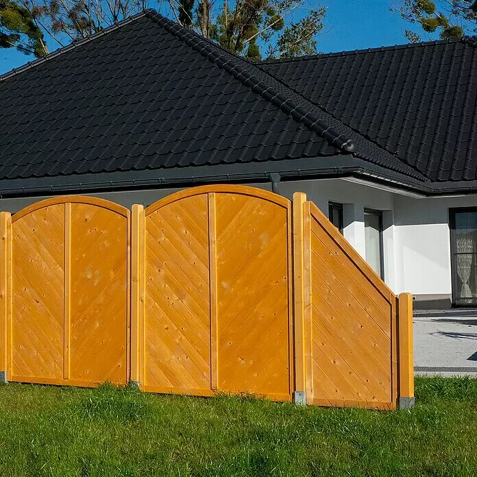 Sichtschutzelement Regensburg - 90 x 90/180 cm, Honig - Heller Holzzaun mit Rundbogen auf Gras vor einem modernen Haus.