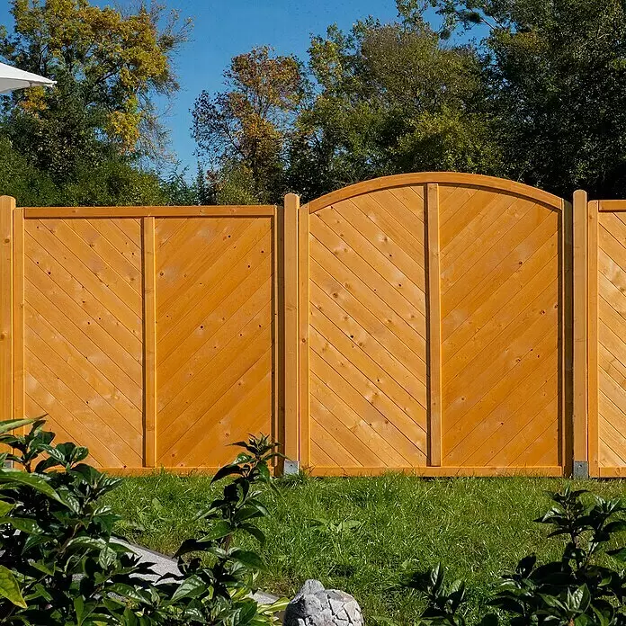 Sichtschutzelement Regensburg - 180 x 180/200 cm, Honig - Gartenzaun aus Naturholz mit diagonalen Lattenpaneelen und einem Rundbogen-Tor.