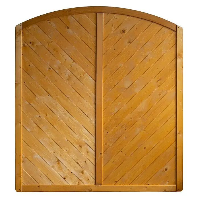 Sichtschutzelement Regensburg - 180 x 180/200 cm, Honig - Eine Holztür mit diagonal verlaufenden Brettern in einem warmen Farbton. Die Tür hat eine abgerundete Oberseite und einen rustikalen Charme.