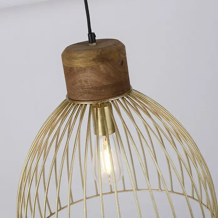 Just Light Pendelleuchte - 25 W, L x B x H: 40 x 40 x 120 cm, E27 - Nahaufnahme einer stilvollen Hängelampe mit einem goldenen Käfig und einem Holzelement, die ein warmes Licht ausstrahlt.