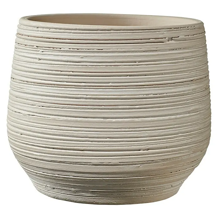 Soendgen Keramik Übertopf rund Ravenna - Außenmaß (Ø x H): 19 x 18 cm, Creme, Keramik - Nahaufnahme eines cremefarbenen Pflanzgefäßes mit horizontalen Rillen, das eine rustikale und handgefertigte Ästhetik zeigt.
