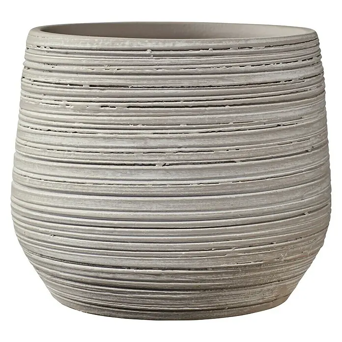 Soendgen Keramik Übertopf rund RavennaAußenmaß (Ø x H): 12 x 11 cm, Greige, Keramik - Elegante, runde Pflanzgefäß mit horizontal gerippter Textur in sanftem Grau, ideal für Innen- und Außenbereiche zur stilvollen Präsentation von Pflanzen.