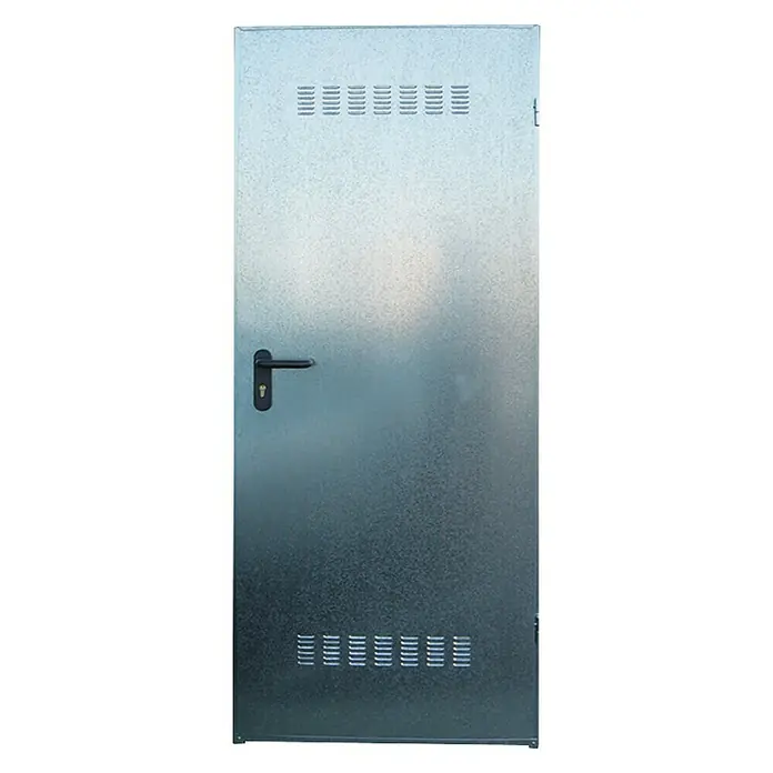 Novoferm Puerta de trastero Super Standard Galvanizada con rejilla - 87,5 x 203,5 cm, Izquierda - Imagen de una puerta metálica gris con ranuras de ventilación y manija negra. Esta puerta podría pertenecer a un cuarto técnico o instalación similar.