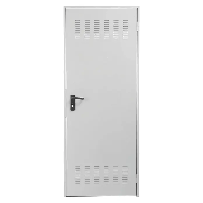 Novoferm Puerta de trastero Super Plus Prelacada blanca con rejilla - 87,5 x 203,5 cm, Izquierda - Primer plano de una puerta metálica blanca con ranuras de ventilación y un tirador negro con cerradura.