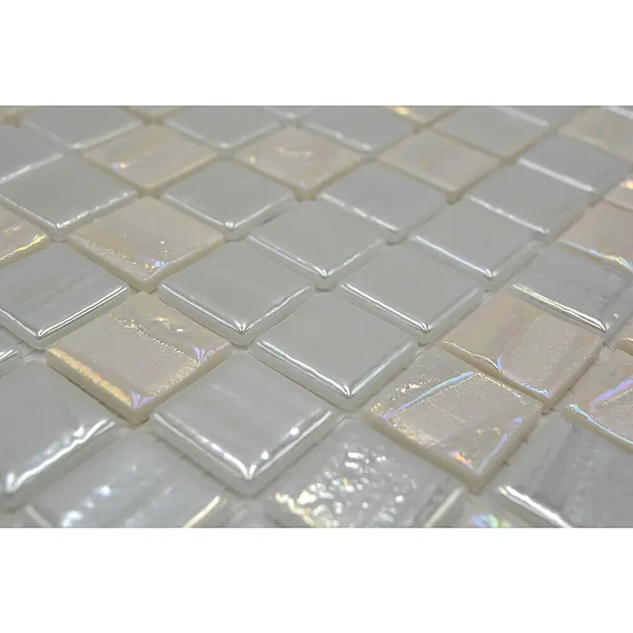 Mosaikfliese Quadrat Eco Mix JULIA 11 - 31,5 x 31,5 cm, Weiß, Glänzend - Nahaufnahme von weißen Mosaikfliesen, die ein glänzendes und reflektierendes Muster bilden. Ideal für moderne Innenausstattung.