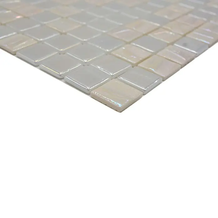 Mosaikfliese Quadrat Eco Mix JULIA 11 - 31,5 x 31,5 cm, Weiß, Glänzend - Nahaufnahme von schimmernden, quadratischen Glasmosaikfliesen in Weiß- und Beigetönen, ideal für elegante Innenraumgestaltung.
