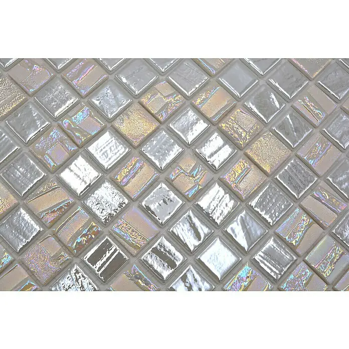Mosaikfliese Quadrat Eco Mix JULIA 11 - 31,5 x 31,5 cm, Weiß, Glänzend - Ein detailliertes Bild von schimmernden, quadratischen Mosaikfliesen in Silber- und Goldtönen, die eine elegante und moderne Oberfläche zeigen.
