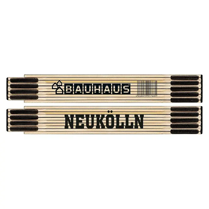 BAUHAUS ZollstockNEUKOELLN - Zollstock mit den Aufschriften „BAUHAUS“ und „NEUKÖLLN“. Ein nützliches Werkzeug und ein Stück Berliner Geschichte.