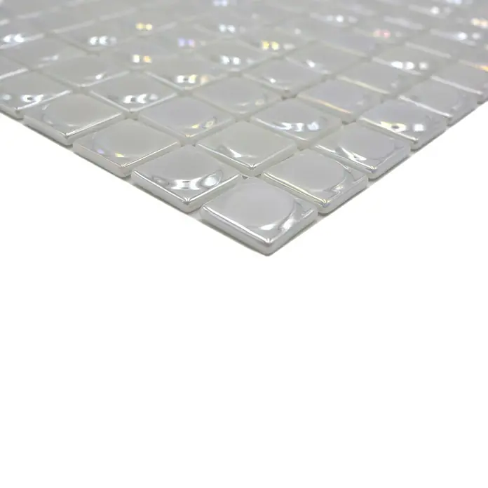 Mosaikfliese Quadrat Eco Uni SANDY 12 - 31,5 x 31,5 cm, Weiß, Glänzend - Nahaufnahme eines weißen Mosaikfliesen-Blatts, ideal für Badezimmer oder Küchen, mit schimmernder Oberfläche, die das Licht einfängt.