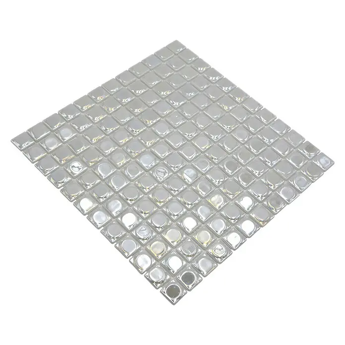Mosaikfliese Quadrat Eco Uni SANDY 12 - 31,5 x 31,5 cm, Weiß, Glänzend - Nahaufnahme von schimmernden weißen Mosaikfliesen, die ein faszinierendes, sich wiederholendes Muster für Innenausstattungsprojekte bilden.