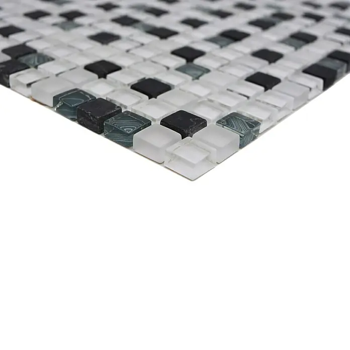 Mosaikfliese Quadrat Crystal Mix XCM M740 - 30 x 30 cm, Weiß/Grau, Glänzend - Nahaufnahme eines Mosaiks mit quadratischen Steinen in Schwarz, Weiß und Grau, ideal für stilvolle Wand- und Bodengestaltung.
