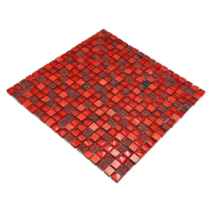 Mosaikfliese Quarat Crystal Mix XCM M720 - 30 x 30 cm, Rot, Glänzend - Rote Mosaikfliesen mit ornamentalen Mustern, die ein quadratisches Design auf einer schwarzen Oberfläche bilden, ideal für kreative Wandgestaltung.