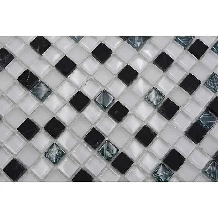 Mosaikfliese Quadrat Crystal Mix XCM M740 - 30 x 30 cm, Weiß/Grau, Glänzend - Nahaufnahme eines Mosaiks mit weißen, schwarzen und gestreiften Fliesen, die ein geometrisches Muster bilden.