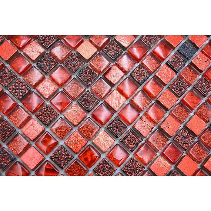 Mosaikfliese Quarat Crystal Mix XCM M720 - 30 x 30 cm, Rot, Glänzend - Nahaufnahme von roten Mosaikfliesen mit verschiedenen Mustern für Wand- oder Bodendesign.