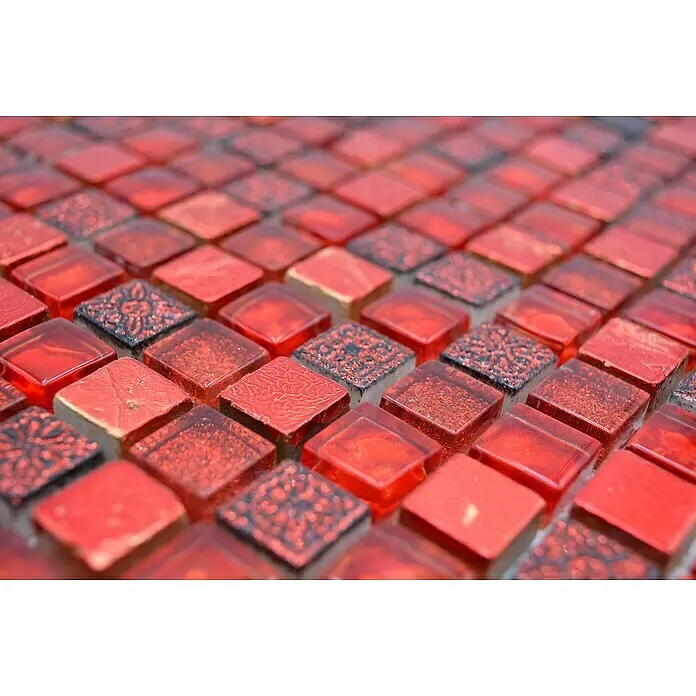 Mosaikfliese Quarat Crystal Mix XCM M720 - 30 x 30 cm, Rot, Glänzend - Nahaufnahme verschiedener quadratischer roter Mosaikfliesen, einige glänzend, andere mit matten Mustern oder Glitzer.