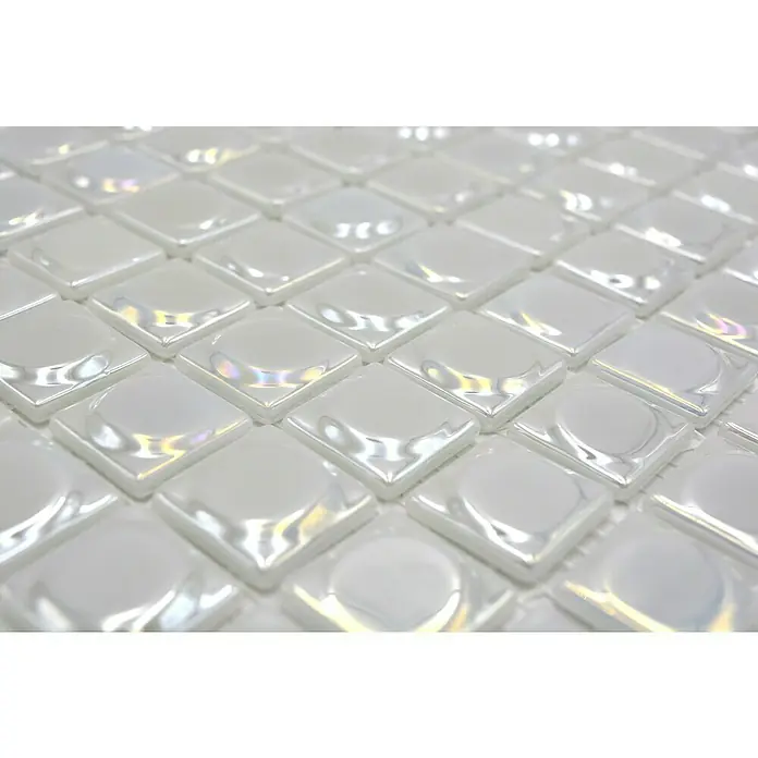 Mosaikfliese Quadrat Eco Uni SANDY 12 - 31,5 x 31,5 cm, Weiß, Glänzend - Nahaufnahme von weißen, quadratischen Fliesen mit schimmernden Oberflächen, die ein modernes und elegantes Design präsentieren.