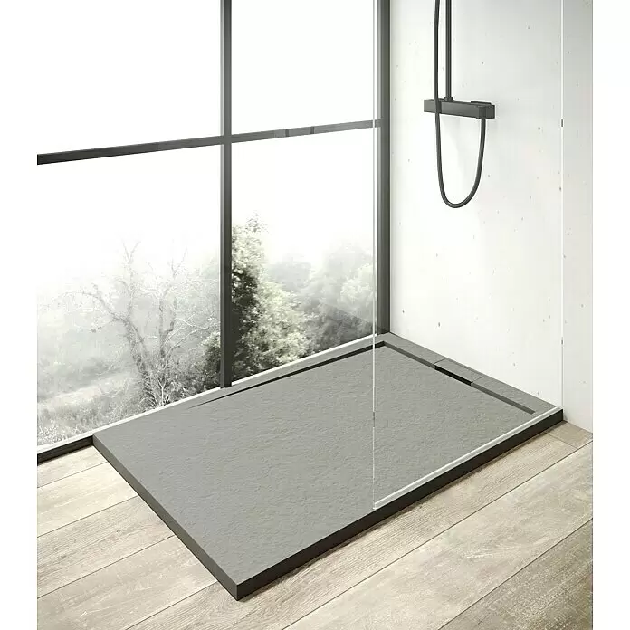 Ottofond Duschwanne Unico - L x B: 120 x 90 cm, Anthrazit - Hellgraue, strukturierte rechteckige Duschwanne in einem modernen Bad mit großem Fenster, Holzboden und schwarzer Duscharmatur.