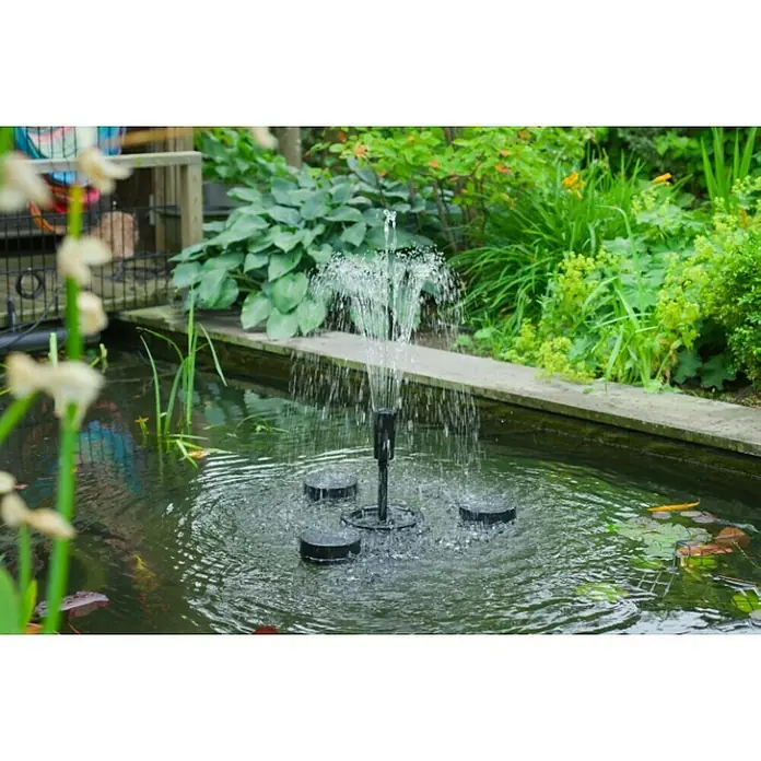 Ubbink Skimmer SkimMax - Leistungsaufnahme: 45 W, Max. Förderhöhe: 120 cm - Eine Teichfontäne sprüht Wasser in die Luft und sorgt für eine beruhigende Atmosphäre im Gartenteich. Die Fontäne ist schwarz und hat mehrere Düsen.