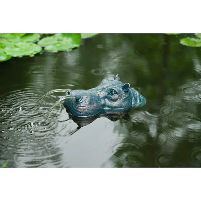 Ubbink Wasserspeier Hippo16 x 34 x 10 cm - Nahaufnahme eines Nilpferdkopf-Brunnens im Wasser mit Seerosenblättern im Hintergrund.
