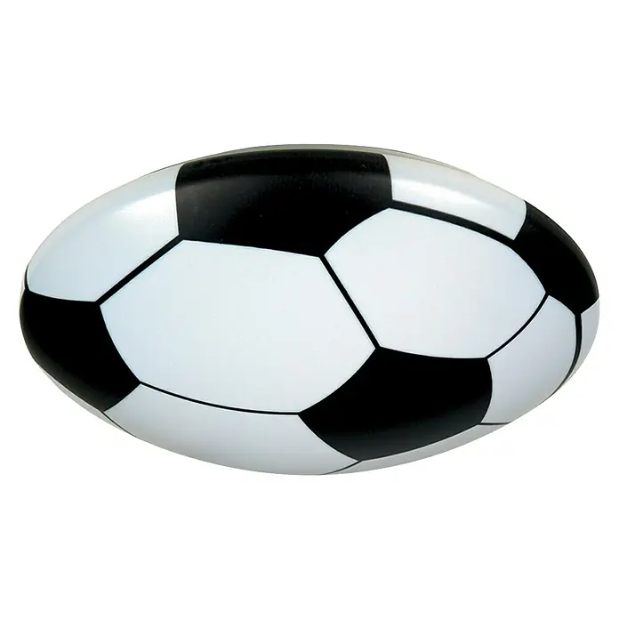 Niermann Kinderzimmerleuchte rund Fußball - 15 W, E27 - Nahaufnahme eines glänzenden, länglichen Spielzeugfußballs mit klassischem Schwarz-Weiß-Muster auf schwarzem Hintergrund.