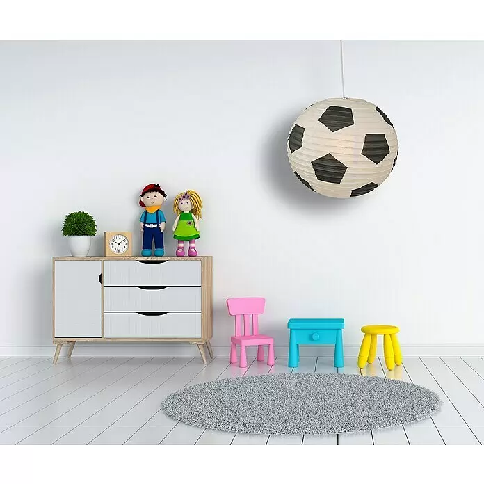 Niermann Pendelleuchte rund Fußball - Weiß/Schwarz - Helles Kinderzimmer mit Holzkommode, bunten kleinen Stühlen und einer Fußball-Lampe.