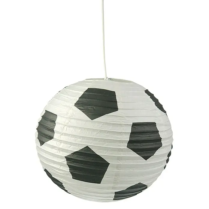 Niermann Pendelleuchte rund Fußball - Weiß/Schwarz - Diese Nahaufnahme zeigt eine hängende Papierlaterne in Form eines Fußballs mit einem schwarzen Hintergrund.