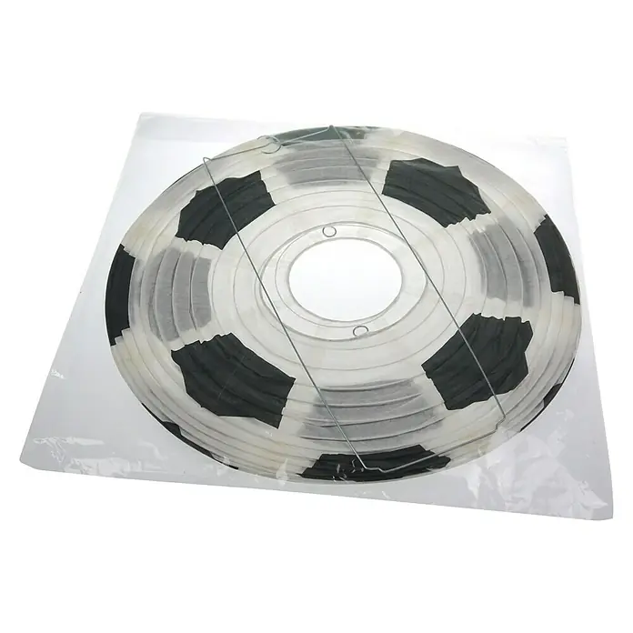 Niermann Pendelleuchte rund Fußball - Weiß/Schwarz - Ein Fußball-Papierlampion in einer transparenten Verpackung, ideal für Sportpartys oder als dekoratives Element. Er ist schwarz-weiß und rund.