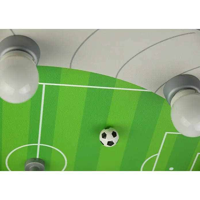 Niermann Kinderzimmerleuchte rund Fußballstadion - 125 W, E14 - Nahaufnahme einer Fußball-Deckenleuchte mit zwei Glühbirnen und einem kleinen Fußball auf dem grünen Spielfeld.