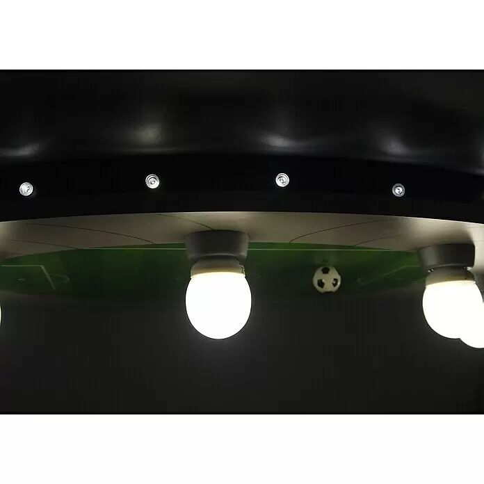 Niermann Kinderzimmerleuchte rund Fußballstadion - 125 W, E14 - Nahaufnahme einer dunklen Deckenleuchte mit Strahlern und Hängelampen, die ein grünes Fußballfeld-Design mit einem Miniaturball beleuchten.