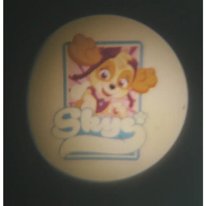 Niermann Taschenlampe Projektor Paw Patrol - Blau, Batteriebetrieben, Kunststoff - Nahaufnahme einer runden Lampe mit einem Bild von Skye aus Paw Patrol, die einen Hauch von Kindheitsnostalgie und verspielter Wärme ausstrahlt.