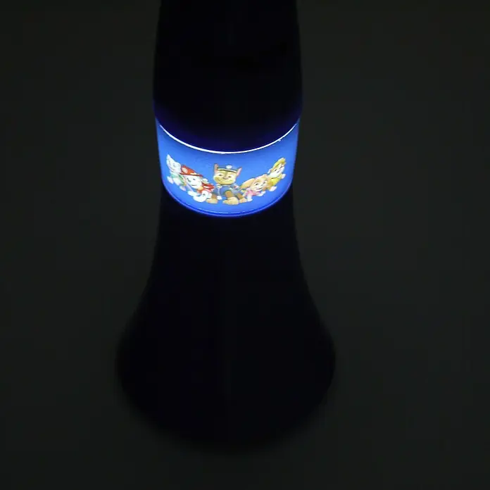 Niermann Taschenlampe Projektor Paw Patrol - Blau, Batteriebetrieben, Kunststoff - Nahaufnahme einer Paw Patrol Nachtlampe, die ein weiches, beruhigendes Licht ausstrahlt. Perfekt für Kinderzimmer, sorgt sie für eine angenehme Atmosphäre.