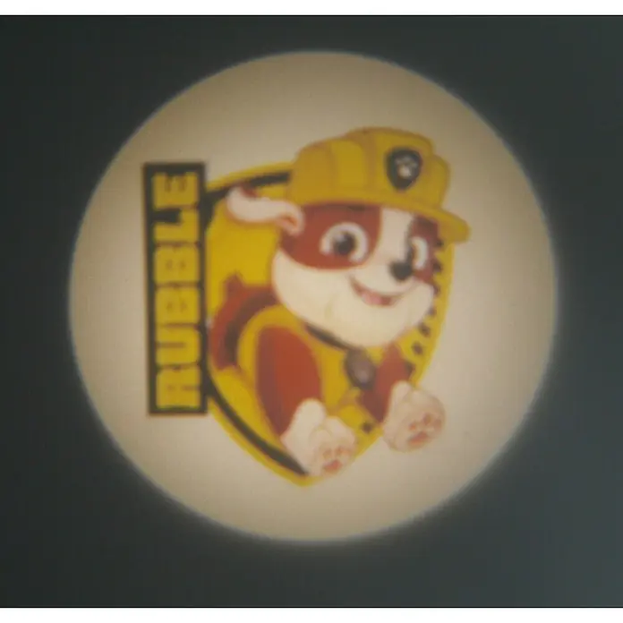 Niermann Taschenlampe Projektor Paw Patrol - Blau, Batteriebetrieben, Kunststoff - Nahaufnahme von Rubble, dem Bulldogenwelpen aus Paw Patrol, auf einem Spielzeug, der einen gelben Bauhelm trägt und ein Lächeln zeigt.