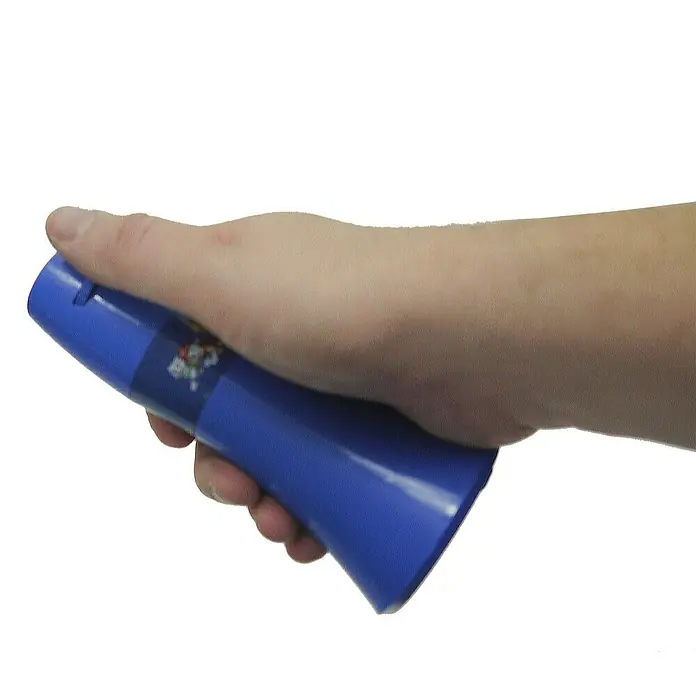 Niermann Taschenlampe Projektor Paw Patrol - Blau, Batteriebetrieben, Kunststoff - Nahaufnahme einer Hand, die eine blaue Trillerpfeife hält, ein kompaktes Instrument zum Erzeugen von lauten, schrillen Tönen.