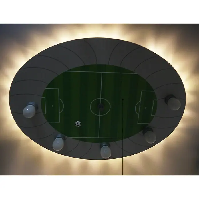 Niermann Kinderzimmerleuchte rund Fußballstadion - 125 W, E14 - Deckenleuchte mit Fußballfeld-Design. Die Lampe hat mehrere Glühbirnen um den Rand und ein grünes Fußballfeldmuster in der Mitte.
