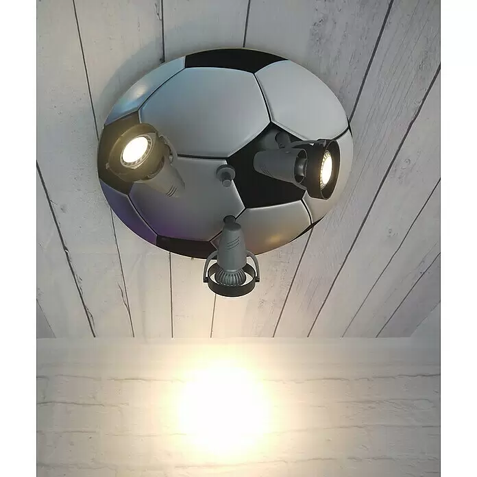 Niermann Kinderzimmerleuchte rund - 35 W, GU10 - Fußball-Deckenleuchte mit drei verstellbaren Strahlern, montiert an einer hellen Holzdecke und beleuchtet eine helle Ziegelwand.