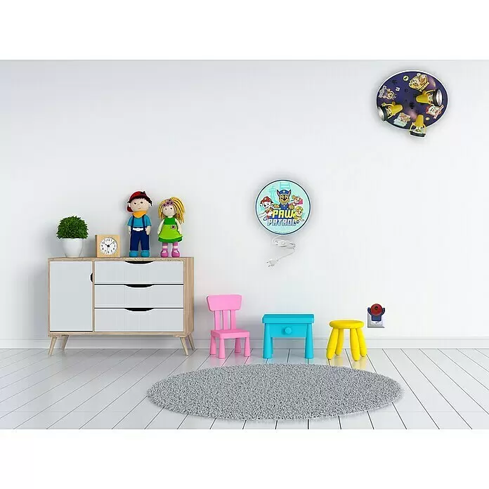 Niermann Kinderzimmerleuchte rund Paw Patrol - 25 W - Ein helles Kinderzimmer mit bunten Möbeln, Plüschtieren und Paw Patrol Lichtern, ideal zum Spielen und Organisieren.
