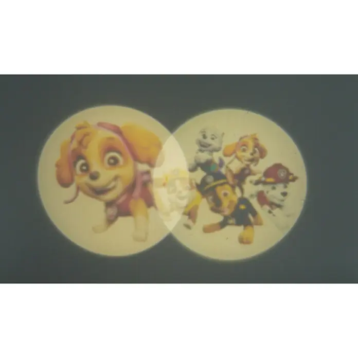Niermann LED-Nachtlicht Paw Patrol - 3-fach, Netzstecker, Rot/Blau, L x B x H: 100 x 90 x 100 mm - Optischer Diaprojektor mit Paw Patrol-Motiven, der Skye und andere Welpen in Kreisen auf einer dunklen Oberfläche zeigt.