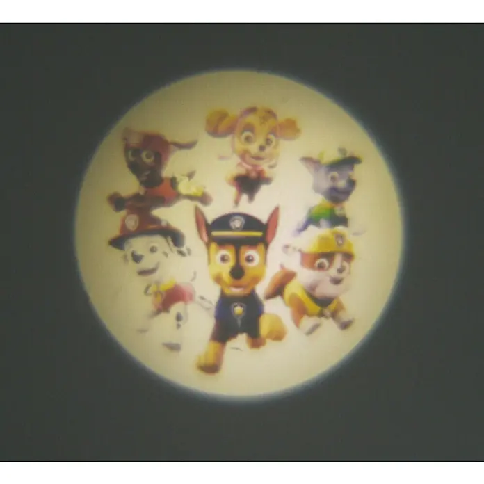 Niermann LED-Nachtlicht Paw Patrol - 1-fach, Netzstecker, Rot/Blau, L x B x H: 90 x 80 x 70 mm - Das Bild zeigt eine Projektion der Paw Patrol Charaktere in einem hellen Kreis auf dunklem Hintergrund. Die beliebten Welpen sind gut erkennbar.