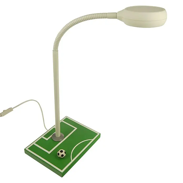 Niermann Tischleuchte Fußballfeld - 9 W, GX53 - Eine Schreibtischlampe mit einem fußballfeldartigen Sockel und einem kleinen Fußball. Die Lampe hat einen flexiblen Hals und einen runden Lampenkopf.