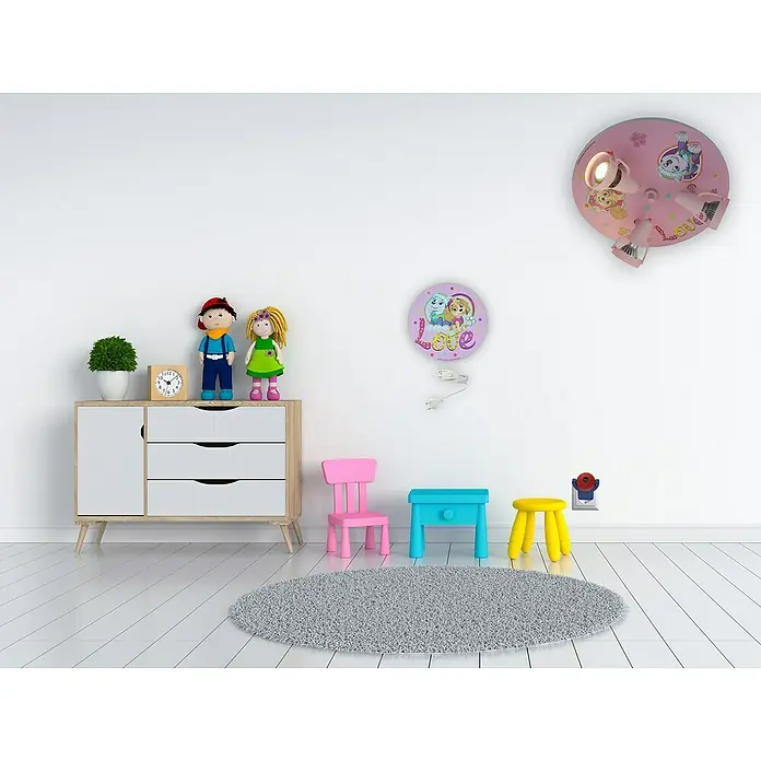 Niermann Kinderzimmerleuchte rund PAWSITIVE PUPS - 25 W, E14 - Kinderzimmer mit Paw Patrol Deckenleuchte und Wandleuchte, Kommode mit Spielzeug und bunten Kinderstühlen vor weißer Wand.