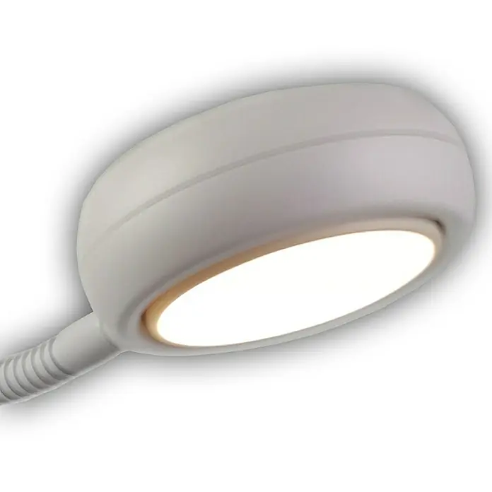 Niermann Tischleuchte Sunny - 9 W, GX53 - Nahaufnahme einer weißen Schreibtischlampe mit flexiblem Hals, die helles, warmes Licht ausstrahlt und eine gemütliche Arbeitsatmosphäre schafft.