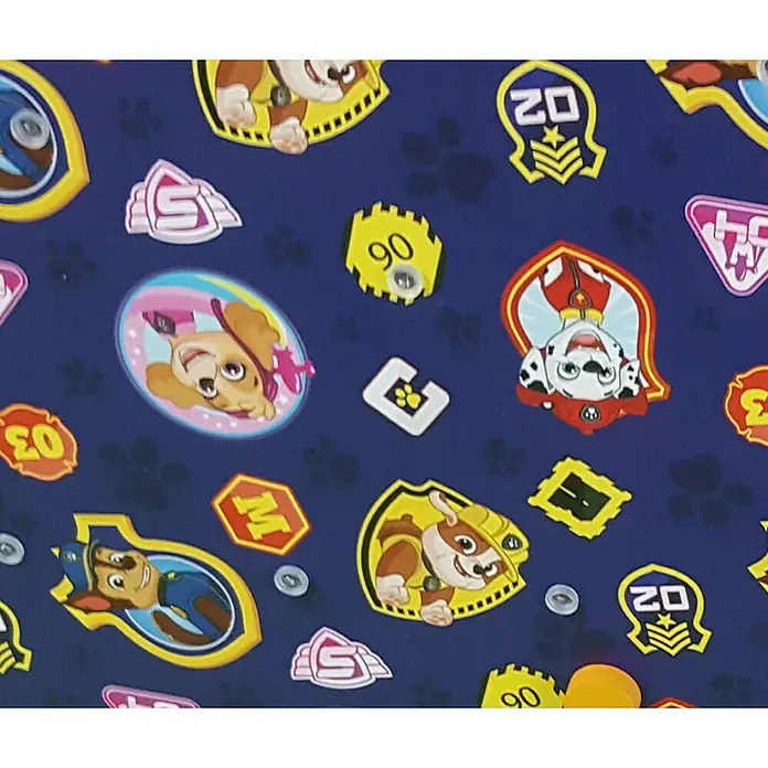 Niermann Kinderzimmerleuchte rund Paw Patrol - 75 W, E27 - Nahaufnahme eines blauen Stoffes mit Paw Patrol-Motiven, perfekt für Kinderbekleidung oder Heimtextilien.