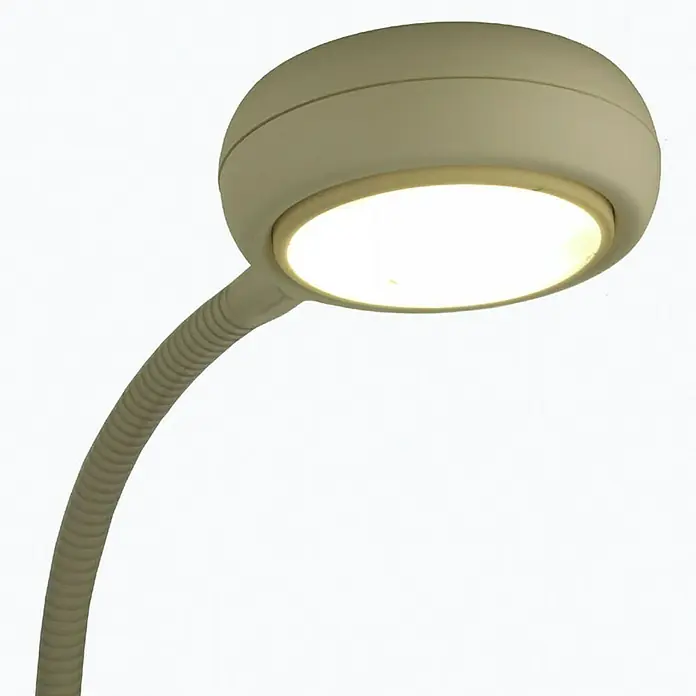 Niermann Tischleuchte Fußballfeld - 9 W, GX53 - Nahaufnahme einer modernen, beigen Schreibtischlampe mit flexiblem Arm und hellem LED-Licht.